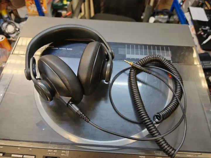 AKG K371