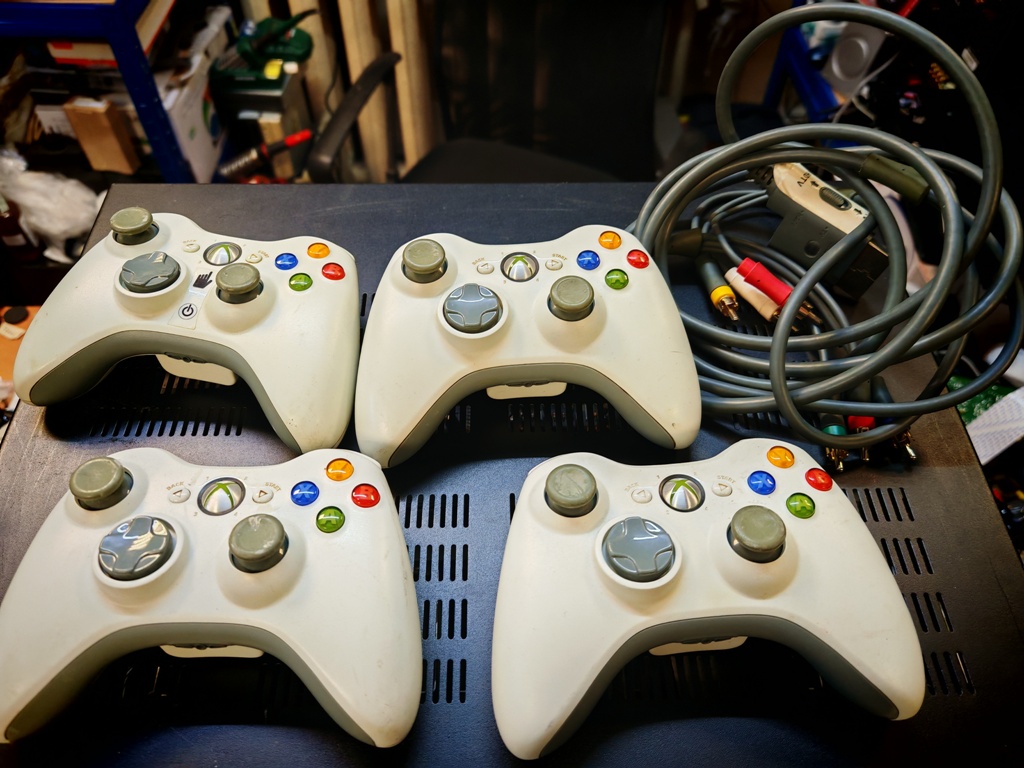 XBOX 360tm WIRELESS CONTROLLER