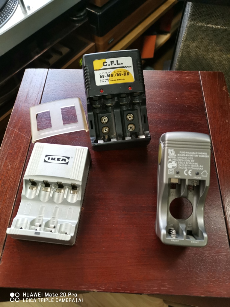 ЗАРЯДНИ ЗА БАТЕРИИ 2xAA-3xAAA